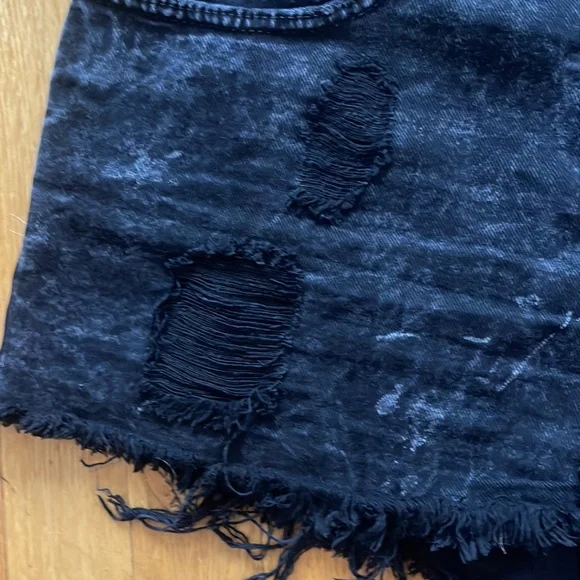 Distressed black Levi’s shorts - Picture 2 of 5